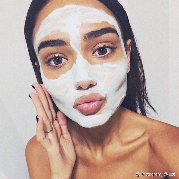 A trend de selfies com máscara facial bombou com modelos, celebridades e, agora, blogueiras e it girls do Instagram (Foto: Instagram @iesti)